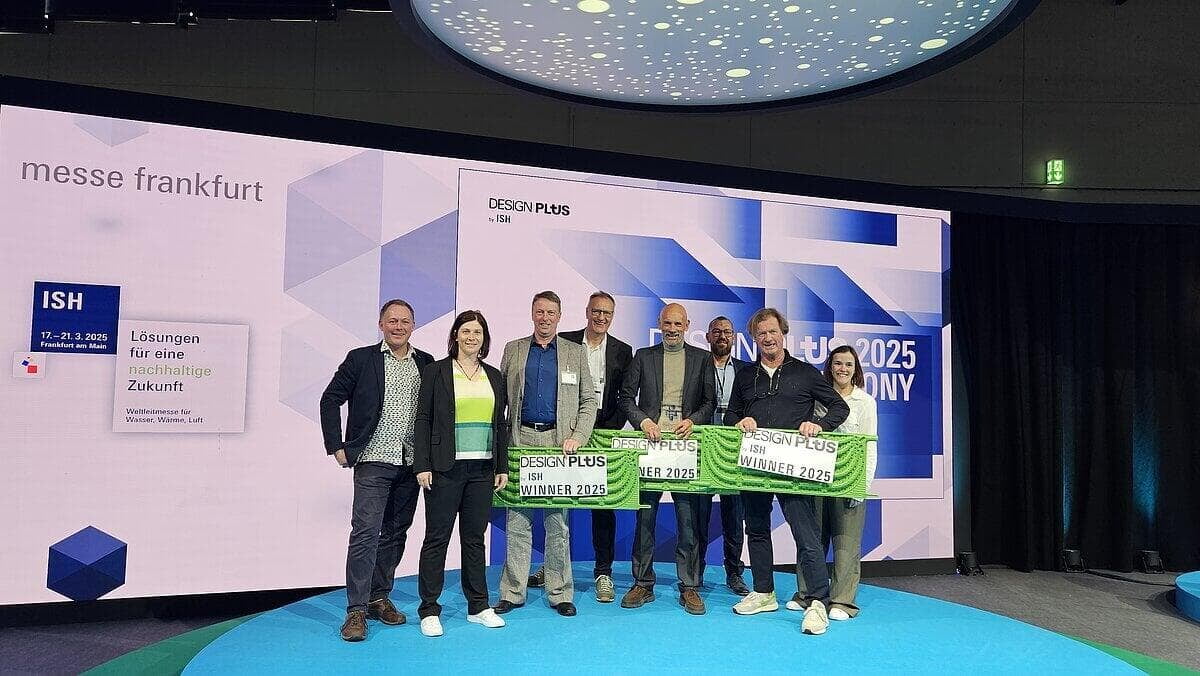 Ein Foto von der Preisverleihung des DesignPlus Award mit dem GeoCollect-Team auf der Bühne
