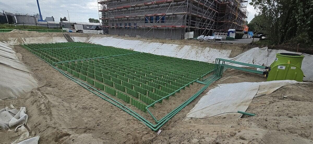 Ein Foto der Baugrube auf der Baustelle der Feuerwache auf der die obere Lage der Kollektoren zu sehen sind.