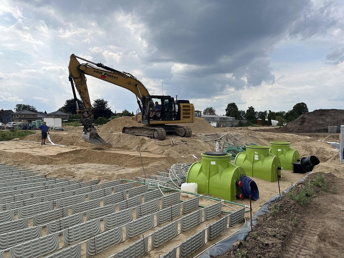 Foto einer GeoCollect-Baustelle mit Bagger und Verteilerkästen