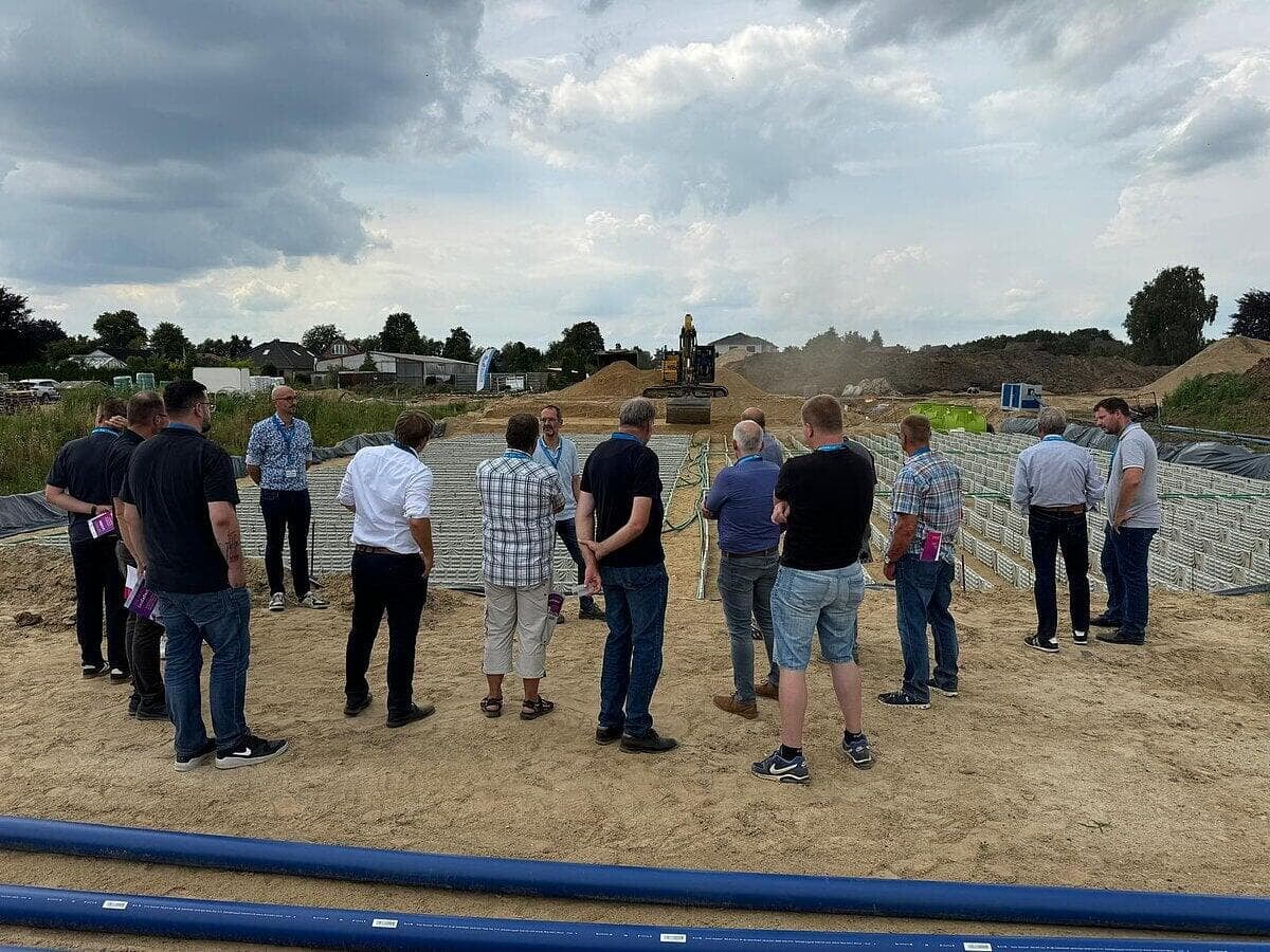 Foto einer Personengruppe vor einer GeoCollect-Baustelle