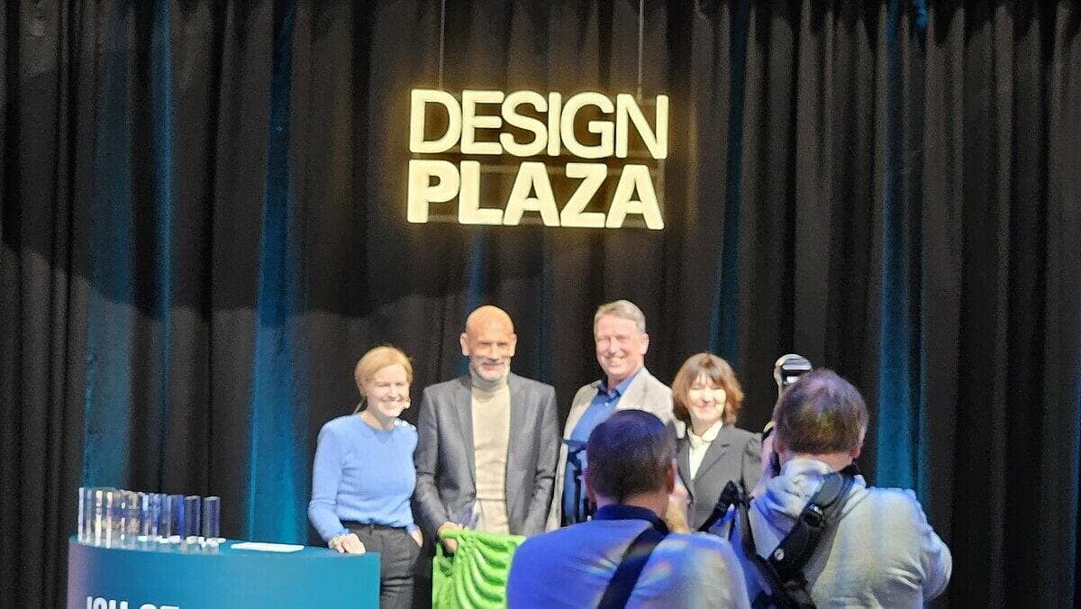 Ein Foto von der Preisverleihung des DesignPlus Award mit dem GeoCollect-Team auf der Bühne