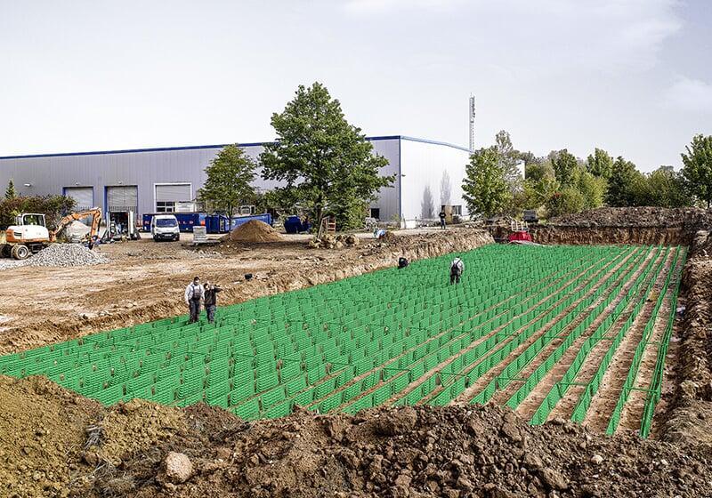 GeoCollect-Feld vor einer Produktionshalle