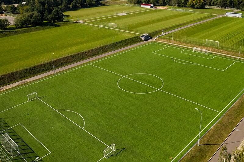 Luftaufnahme von mehreren Rasensportplätzen