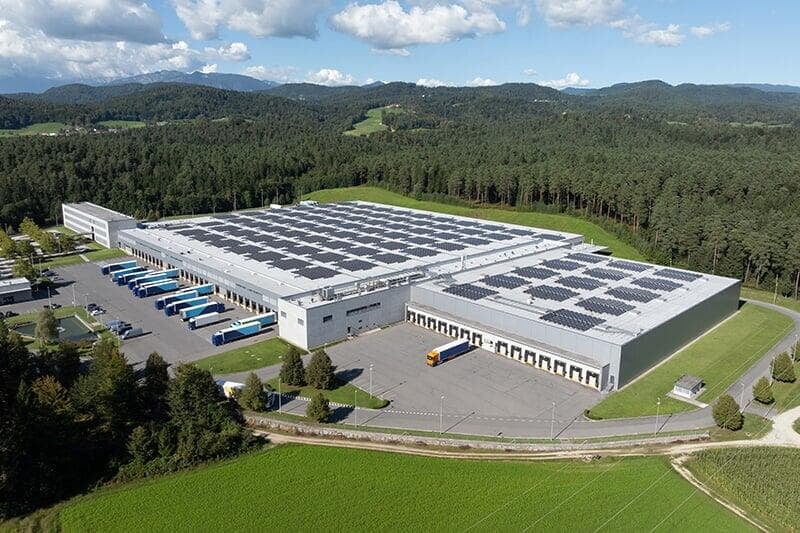 Luftaufnahme einer Logistikhalle